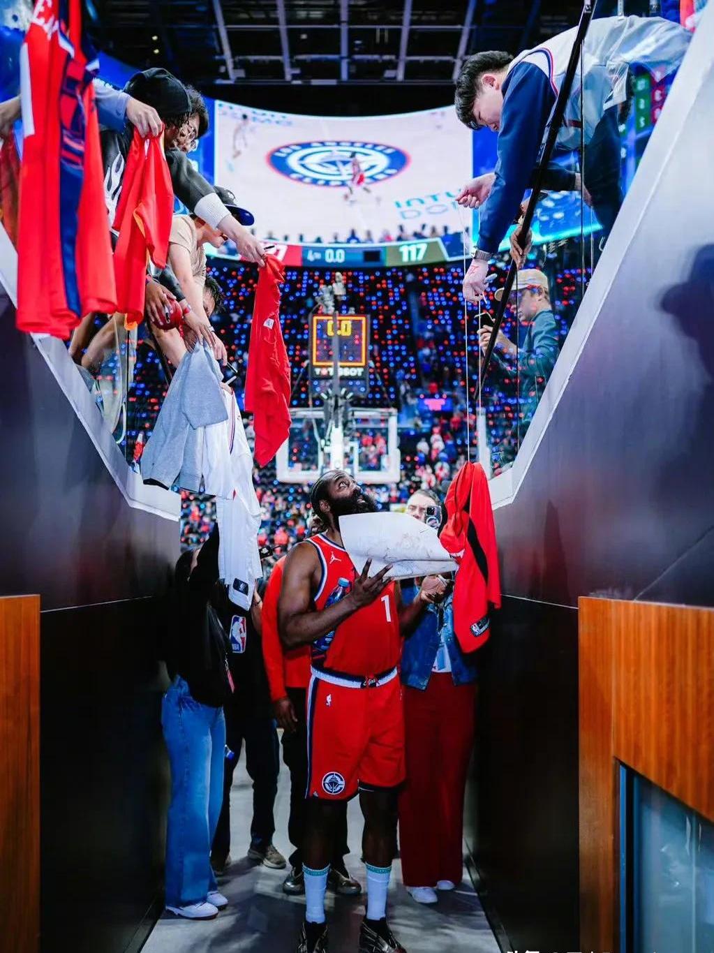 包含哈登重返赛场，刷新纪录首场状态出色，法国队观众沸腾！全场沸腾不已的词条-爱游戏